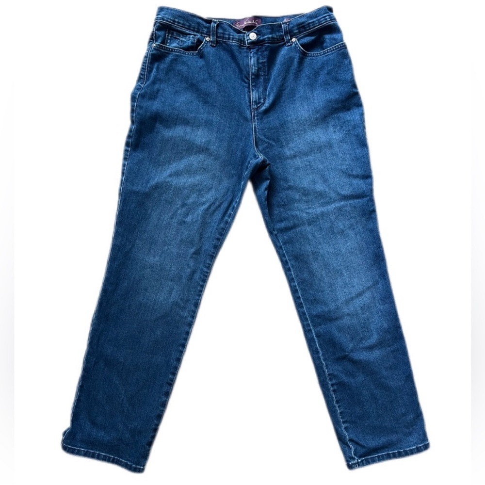 Gloria Vanderbilt Amanda Jeans size 16 Short. Medium blue stretch distressed GUC